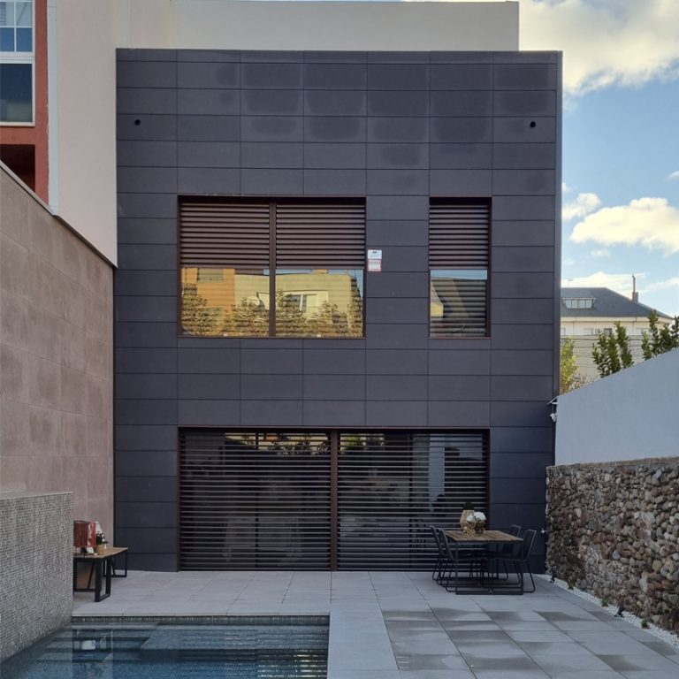 Habitatge unifamilar entre mitgeres a Santa Perpètua de Mogoda.